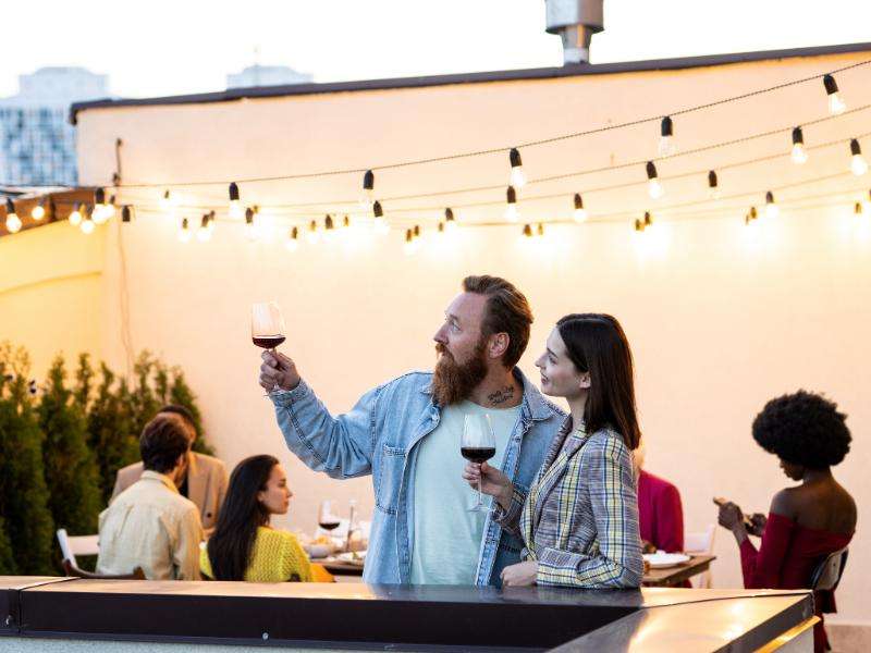 Why Do Travelers Prefer Hotels With Rooftop Bars?